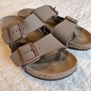 Size 37 (women’s 7) Birkenstock Arizona slides brown mocha